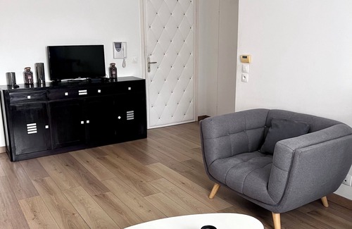 Saint-Pierre-du-Perray Apartment | Luxury apartment facing the Parc du Château in Saint-Pierre-du-Perray