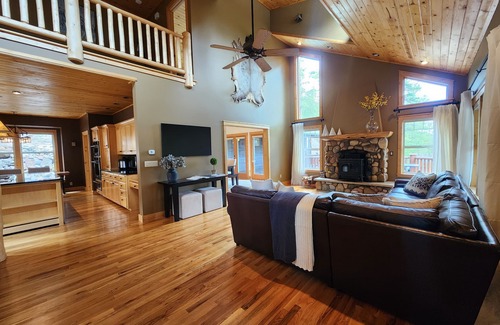 Estes Park House | Luxury and Privacy- Hot Tub- Top of the Rockies!