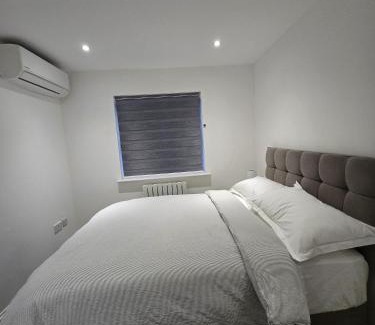 Greenhithe House | Luxury and stylish 3 bedroom house or Apartment in Greenhithe - Available for booking as individual Room or as a Whole apartment - 11mins walk to Greenhithe Train Station, 7 mins drive to Bluewater shopping mall