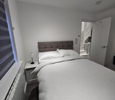 Greenhithe House | Luxury and stylish 3 bedroom house or Apartment in Greenhithe - Available for booking as individual Room or as a Whole apartment - 11mins walk to Greenhithe Train Station, 7 mins drive to Bluewater shopping mall