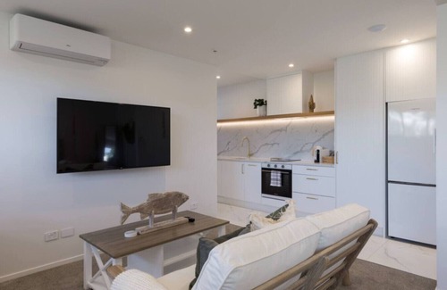 Mission Bay Apartment | Luxury Apart, Balcony & Seaviews, Full Laundry