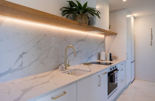 Mission Bay Apartment | Luxury Apart, Balcony & Seaviews, Full Laundry
