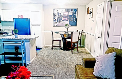 Lawrenceville Apartment | Luxury Apartment with Balcony near shops