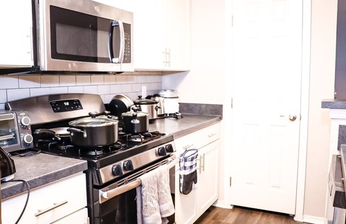 Lawrenceville Apartment | Luxury Apartment with Balcony near shops