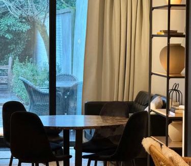 Stationsbuurt Noord Apartment | Luxury Apartment with Cosy Garden!