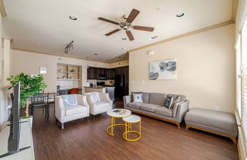 George Bush Park/Eldridge Apartment | Luxury apartment with private garage