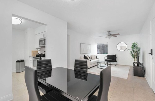 SoHo Apartment | Luxury apt 2 blocks from bayshore with pool /Gym