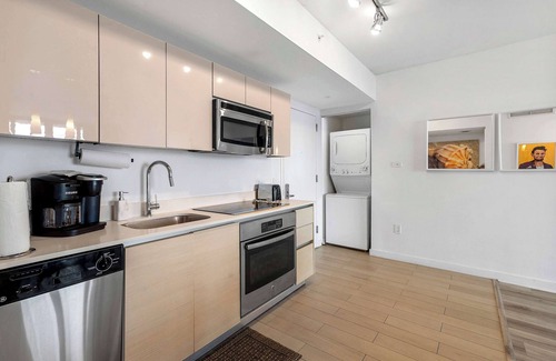Hallandale Beach Apartment | Luxury Apt Near Beach with Pool and Gym Access