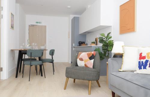 Runnymede Apartment | Luxury Apt w Wifi & Pvt parking