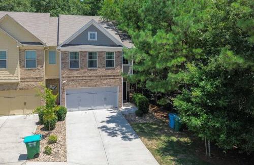 Lilburn House | Luxury Atlanta Home with King Bed and Yard