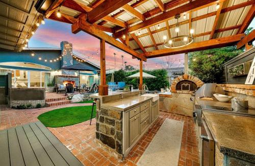 Sunset Cliffs House | Luxury beach home one block from ocean with spa, WiFi, & gorgeous outdoor space