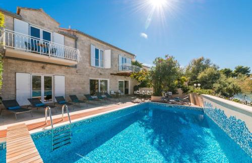 Mirce Villa | Luxury Beachfront Villa Casa Mare with private heated pool and gym right at the beach in Mirca - Brac