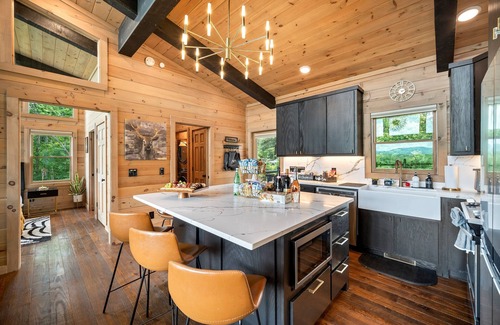 Epworth Cabin | Luxury Blue Ridge Retreat | Boujee Lodge | HotTub, FirePit, GameRoom, Epic Views