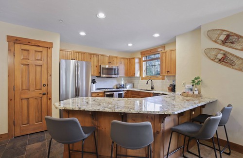 Breckenridge Condo | Luxury Breck Condo Ski-In/Gondola-Out Access & Resort Pool View