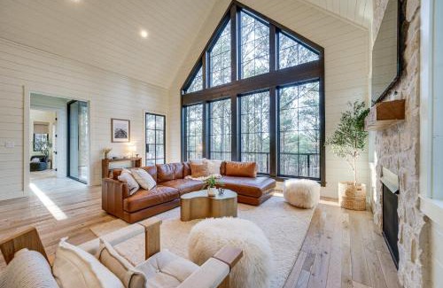 Broken Bow House | Luxury Broken Bow Cabin with Hot Tub on 3 Acres!