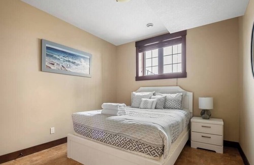 Calgary House | Luxury BSMT, Banff Pass, Pool Table, Steam Shower