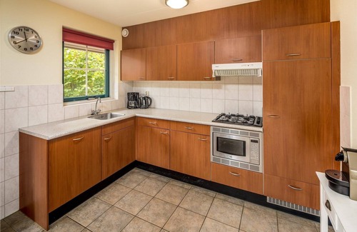 Hooghalen House | Luxury bungalow with open kitchen, spacious terrace, 3 bedrooms, 2 bathrooms, and optional sauna.