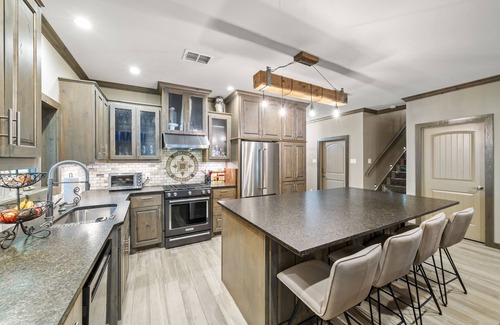 Dogwood House | Luxury Cabin, 500’ Lake Front, 3 acre property on Lake Bob Sandlin!