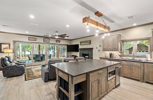 Dogwood House | Luxury Cabin, 500’ Lake Front, 3 acre property on Lake Bob Sandlin!