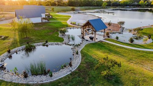 Point Villa | Luxury Cabin in The Country With King Bed and Loft #1