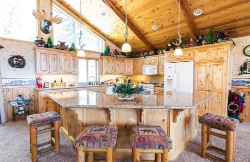 Castle Glen Estates Cabin | Luxury Cabin Living with Summit Views, Fire Pit, Hot Tub, Game Room, Pool Table