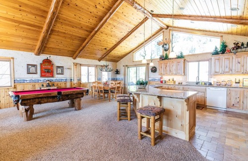 Castle Glen Estates Cabin | Luxury Cabin Living with Summit Views, Fire Pit, Hot Tub, Game Room, Pool Table