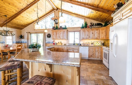 Castle Glen Estates Cabin | Luxury Cabin Living with Summit Views, Fire Pit, Hot Tub, Game Room, Pool Table