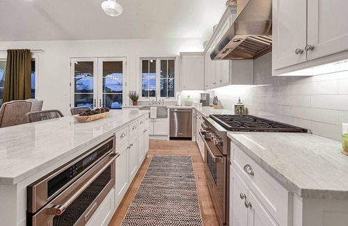 Athens House | Luxury Cabin, Secluded Ranch Retreat | Stocked Lakes, Firepits & Walking Trails
