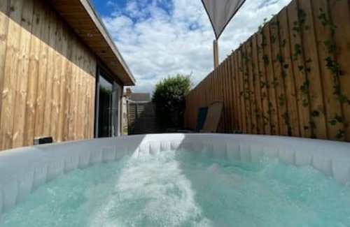 Cheltenham Cabin | Luxury cabin with hot-tub