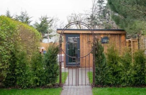 Cheltenham Villa | Luxury Cabin with Hot-Tub & Cold Plunge!