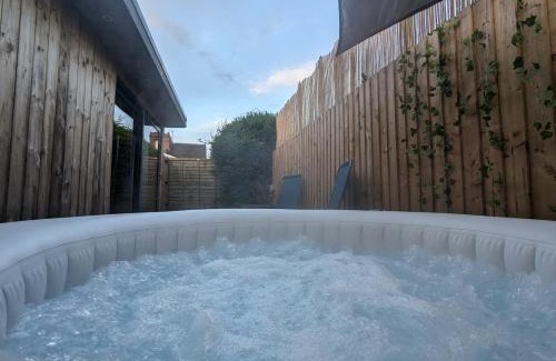 Cheltenham Villa | Luxury Cabin with Hot-Tub & Cold Plunge!
