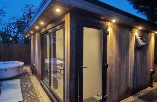 Cheltenham Villa | Luxury Cabin with Hot-Tub & Cold Plunge!