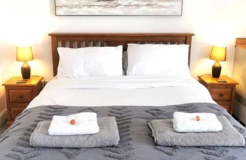 Cheltenham Villa | Luxury Cabin with Hot-Tub & Cold Plunge!