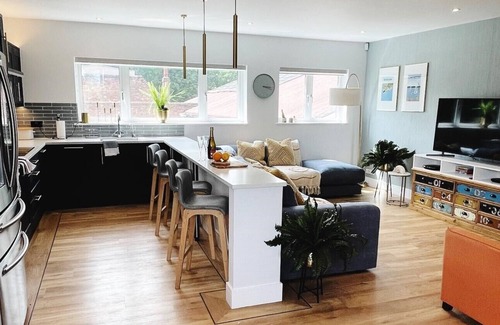 Bosham House | Luxury Cedar House, Private Garden & Pool House