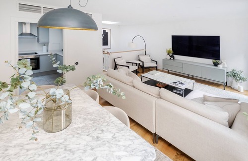 London City Centre House | Luxury Central Mayfair Townhouse with Air Conditioning. 3 Bed 3 Bath