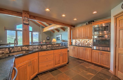 Silverthorne House | Luxury Chalet w/360° Views, Jacuzzi. Summit County Ski, Fly Fishing, Hiking.