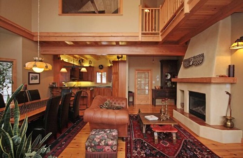 Villa des Bois Ski Chalet | Luxury Charming Private Waterfront Property & Close to Ski/Golf (10min)