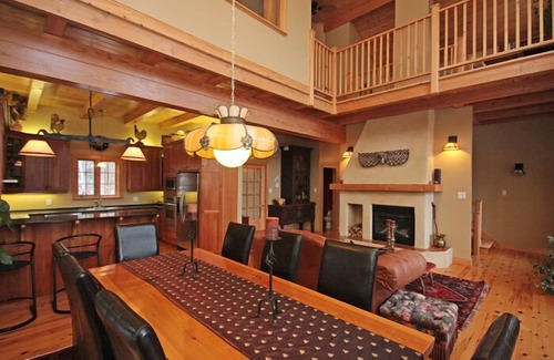 Villa des Bois Ski Chalet | Luxury Charming Private Waterfront Property & Close to Ski/Golf (10min)