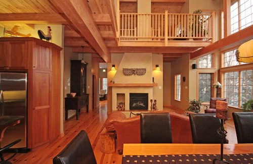 Villa des Bois Ski Chalet | Luxury Charming Private Waterfront Property & Close to Ski/Golf (10min)