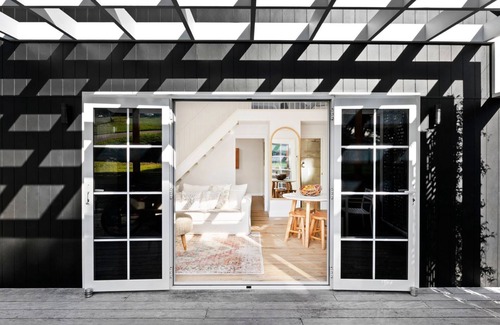 Lennox Head Apartment | Luxury Coastal Villa Retreat Near Boulders Beach – Ultimate Getaway Awaits!