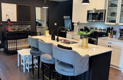 Raymore House | Luxury & Comfort 4-bedroom house with WiFi, GREAT for families & pets!