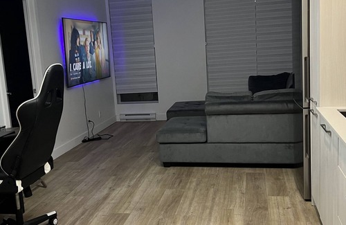 Pointe Claire Apartment | Luxury Condo 5 mins from Airport