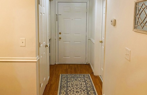Woodbridge Apartment | Luxury Condo, 7 Guests, Free Parking, Near Malls, Restaurants