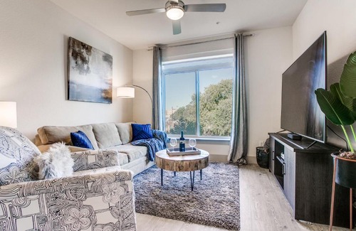 Downtown San Antonio Apartment | Luxury Condo facing RiverWalk Free Parking Pet Friendly Centrally Located