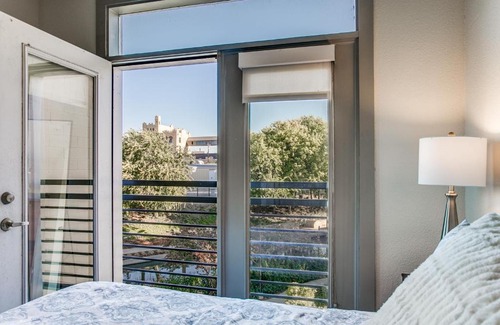 Downtown San Antonio Apartment | Luxury Condo facing RiverWalk Free Parking Pet Friendly Centrally Located