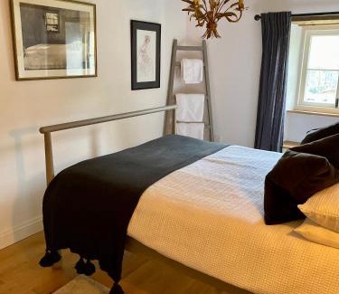 Stow-on-the-Wold House | Luxury Cotswold Cottage with hot tub in Stow on the Wold!