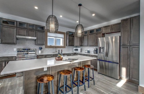 The Blue Mountains Ski Chalet | LUXURY Cottage@Blue Mountain, Private Beach Access, Near the Village, 7.5 baths
