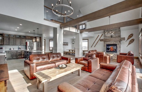 The Blue Mountains Ski Chalet | LUXURY Cottage@Blue Mountain, Private Beach Access, Near the Village, 7.5 baths