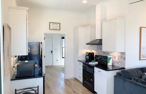 Bristol Cottage | Luxury Cottage Sleeps 3. Less than 1 mi. frm South Holston Lake. Mountain View’s