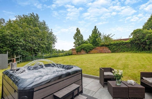 Shifnal House | Luxury Country Escape with hot tub